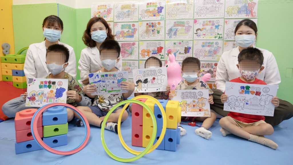 ▲員林市宏仁醫院復健科兒童早療課程,將「病人安全」概念融入兒童早療課程,透過遊戲、繪畫,引導孩子從小建立病人安全觀念。(宏仁醫院提供)