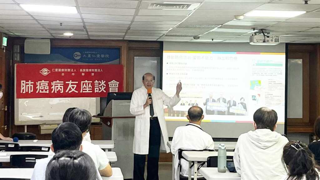 ▲台癌執行長、仁愛長庚合作聯盟醫院（大里仁愛醫院）血液腫瘤科張文震醫師，介紹基金會防癌教育與病友資源連結的成果。（大里仁愛醫院提供）