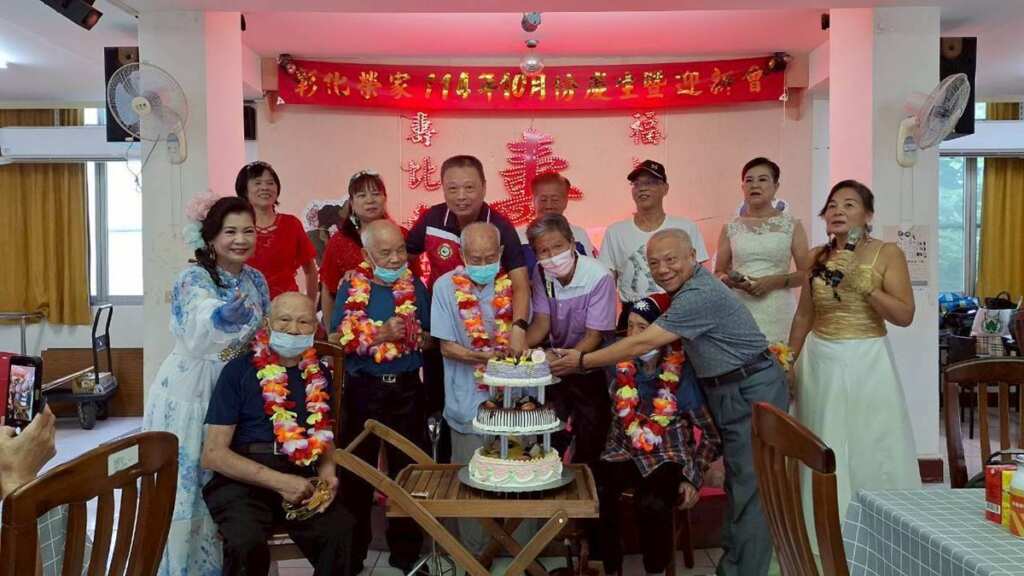 ▲彰化榮家歡慶十月壽星，百歲范爺爺喜迎祝福溫馨滿堂。（彰化榮家提供）