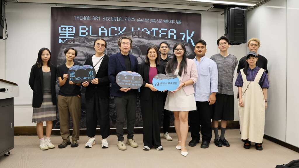 ▲文化部所屬國立臺灣美術館主辦的「黑水――2025台灣美術雙年展」,將於11月15日星期六開展,今日舉行記者會,國美館長陳貺怡(左5)、策展人賴駿杰(左4)及參展藝術家等人合影。(圖/國美館提供)