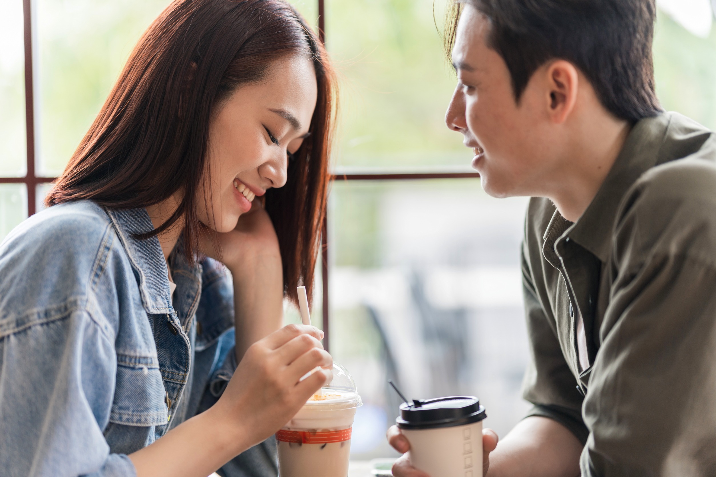 當妳開始主動安排約會,約異性喝咖啡聊天等,妳也願意投入時間與精力去了解其他異性,這顯示妳已經準備好重新投入感情。圖/123RF圖庫