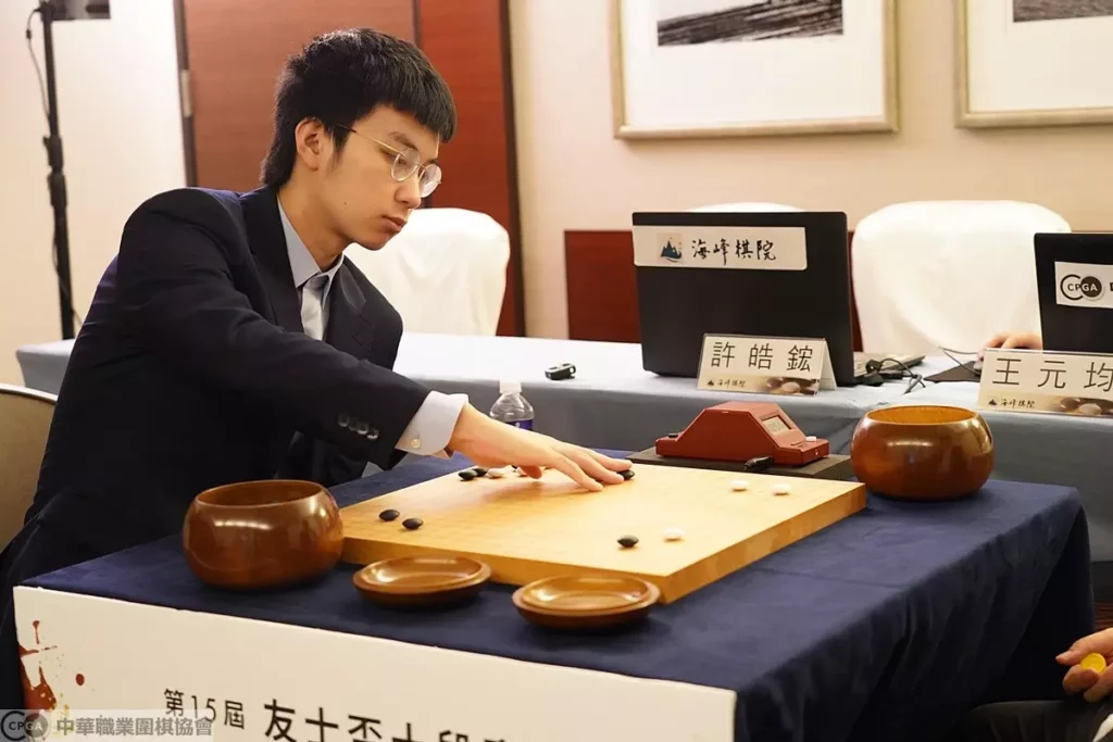 雙方蓄力在棋盤中腹準備決一死戰。