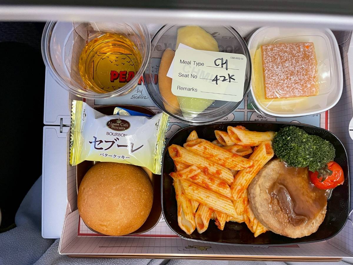 善意反成麻煩? 教你飛機用餐後的「正確收盤方式」