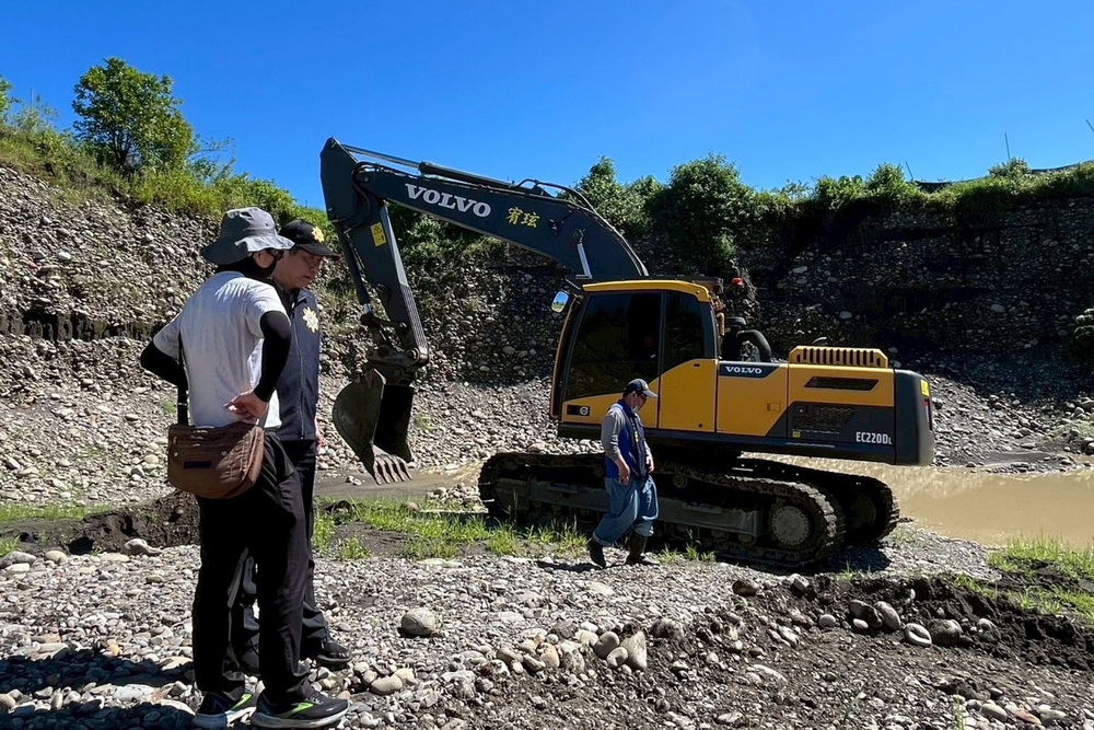 美濃區溪埔寮農地又現盜採土石回填廢棄物 橋檢聲押4人獲准 224 美濃區溪埔寮農地又現盜採土石回填廢棄物 橋檢聲押4人獲准 223