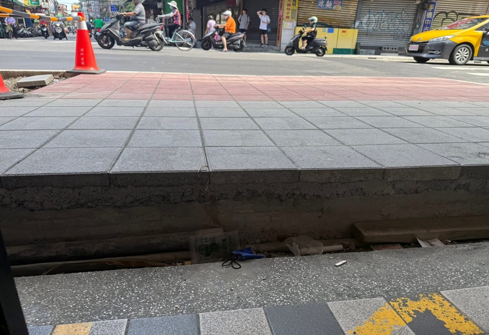 周勝考爆板橋人行道施工嚴重瑕疵 新北工務局急令停工檢討 218 248251008a08