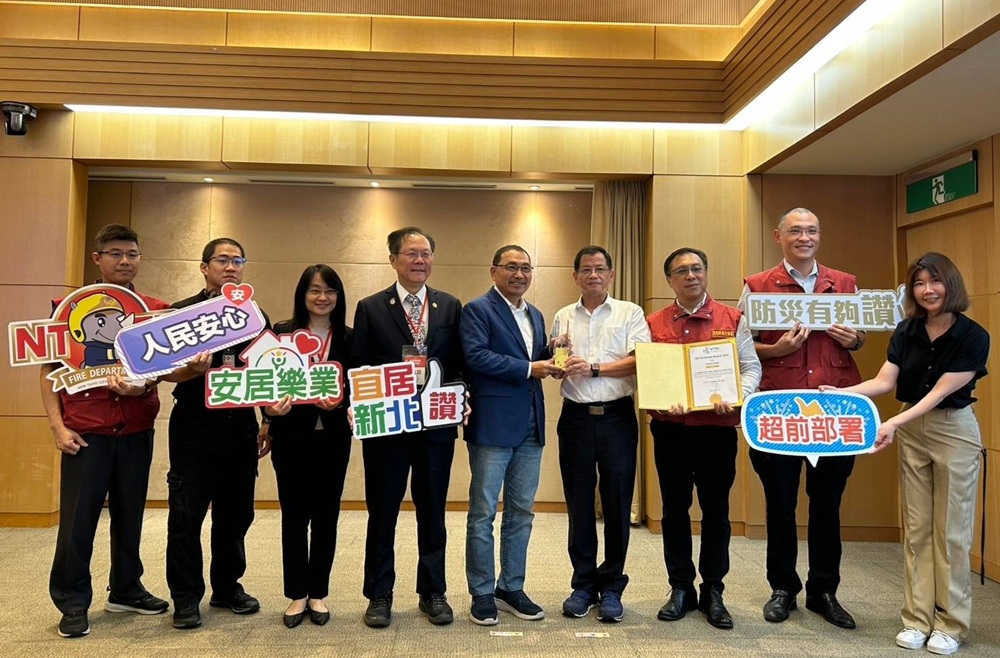 市政會議獻獎 新北災害系統獲智慧城市獎首獎 227 cnews204251008a10