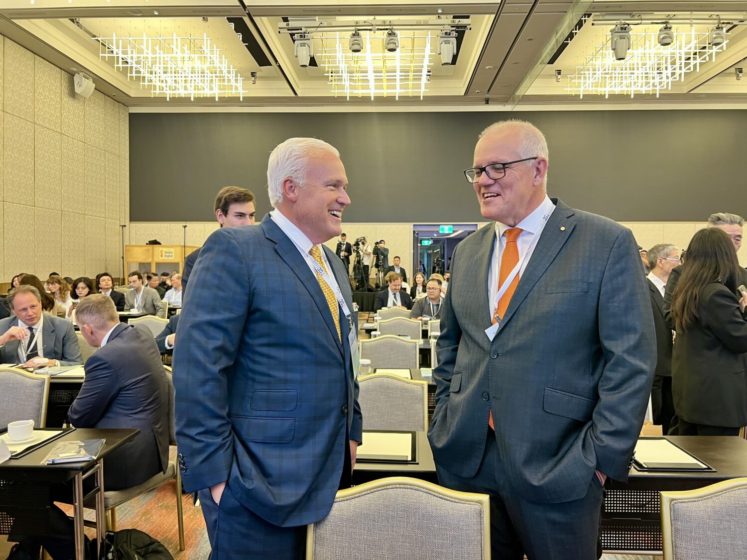 左為美國前白宮政治主任、保守聯盟主席司馬特(Matt Schlapp)右為澳洲前總理莫里斯(Scott Morrison)發表專題演講。(記者/司徒 攝)