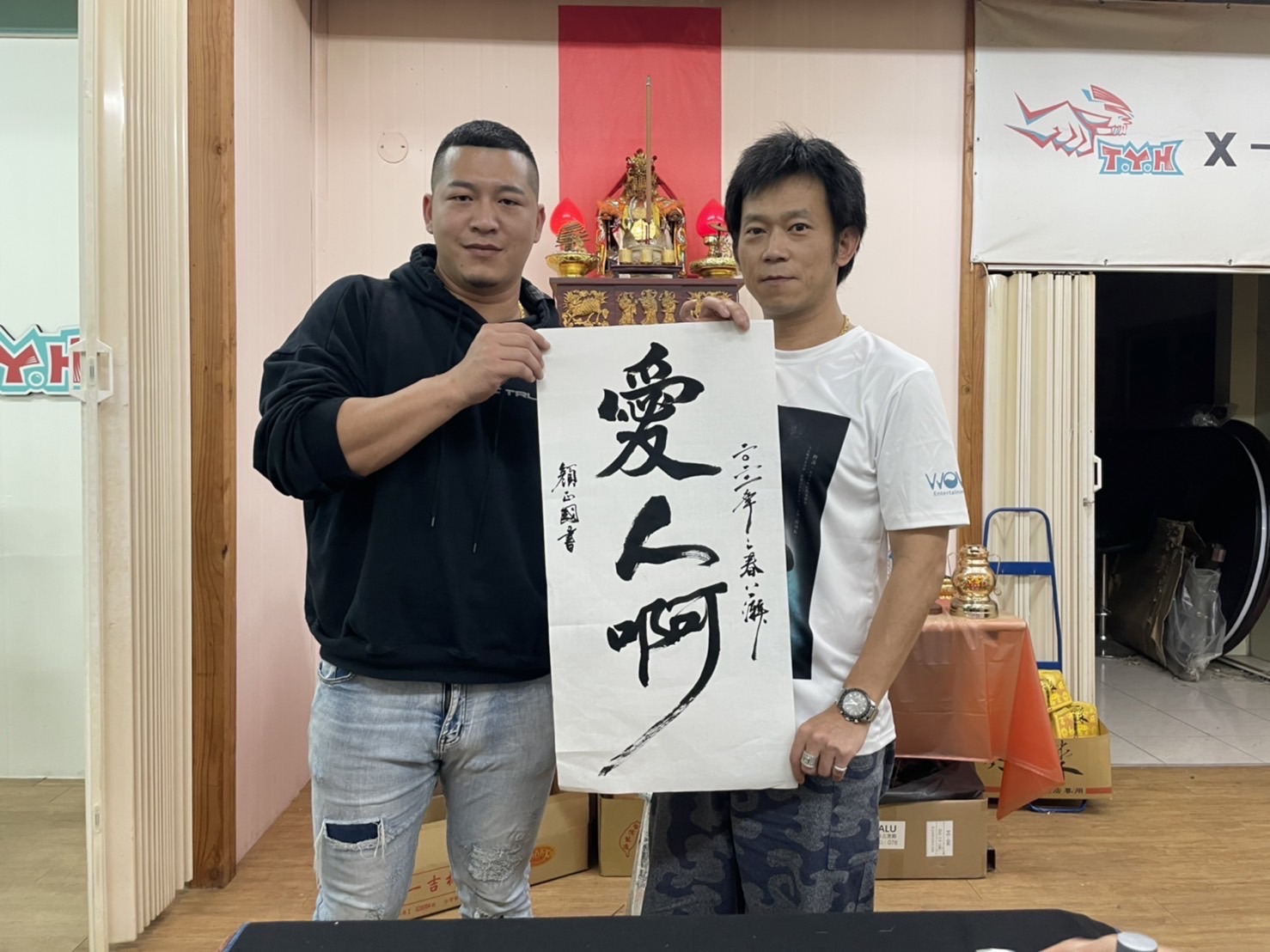 草爺發行單曲「愛人啊」顏正國親筆贈字祝福。(記者/司徒 攝)
