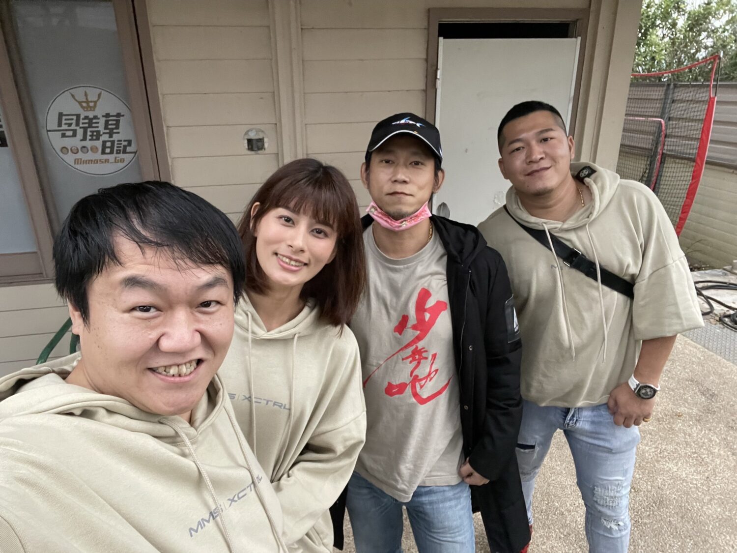 (右二)顏正國、草爺及友人經常談起公益關懷。(記者/司徒 攝)