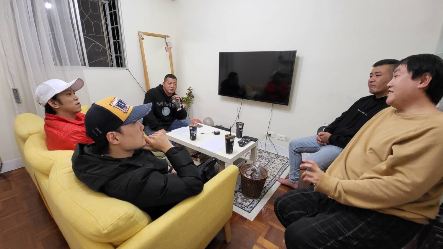 (紅衣為)顏正國為公益微電影進行會議。(記者/司徒 攝)