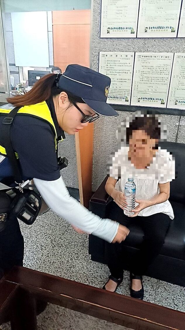 員警護送婦人返所休息並提供飲用水。