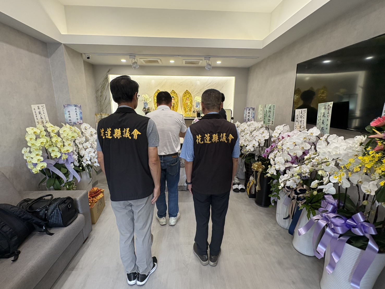 花蓮縣議會議長張峻與議會謝主任、林主任特地北上,前往桃園靈堂拈香致意。