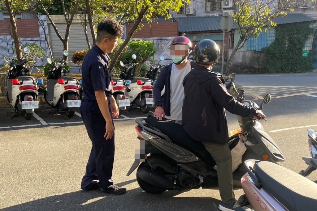 迷途的大孩子 男無助蹲路邊 北投警暖助返家 4 MEITU 20251008 133842398
