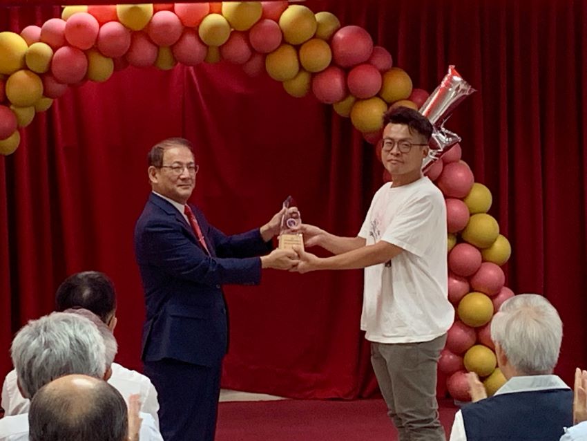 耕耘逾一甲子點亮萬家燈火 台電北西區處歡慶用戶突破百萬 8 《圖說》處長徐進福(左)頒發紀念獎座予第一百萬位用戶—大華建設股份有限公司,由陳副理(右)代表受贈。〈北西區處提供〉