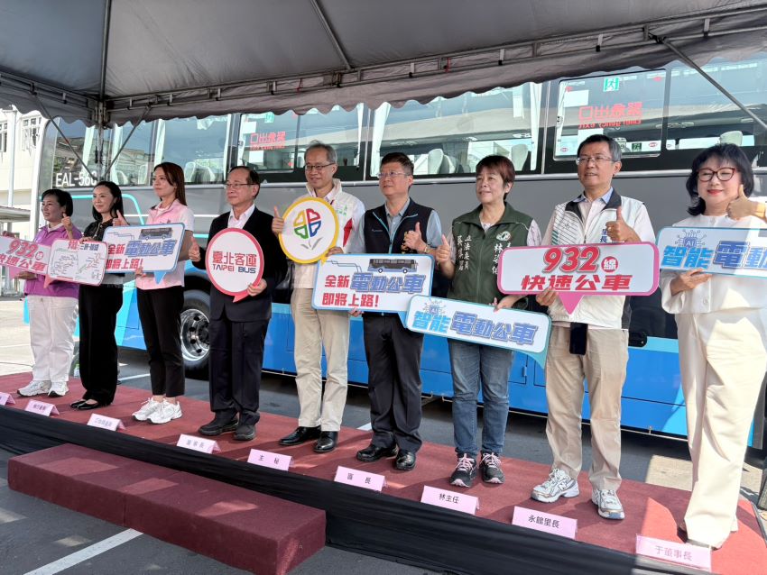 電巴突破300輛 新北公車電動化啟動新篇章 4 《圖說》臺北客運932快速電動公車啟用儀式,中為交通局主任秘書朱建全。〈交通局提供〉