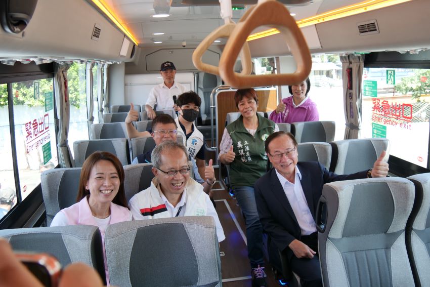 電巴突破300輛 新北公車電動化啟動新篇章 5 《圖說》932線快速公車。〈交通局提供〉