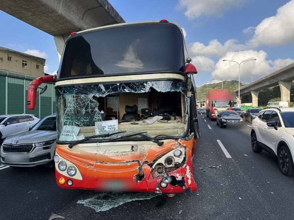 國道1號北上疑聯結車變換車道不慎 釀追撞20多人受傷 - https://www.watchmedia01.com