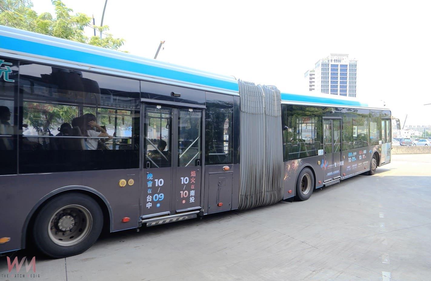中市交通局新創意 全國唯一雙節公車化身國慶晚會行動看板 - https://www.watchmedia01.com