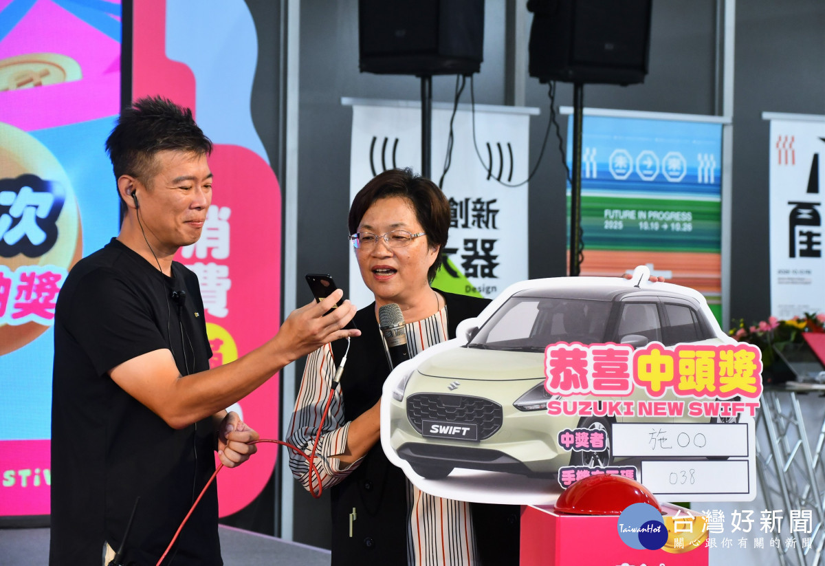 2025彰化GO購，第一次抽獎活動，最大獎得主縣長通話。圖／記者鄧富珍攝