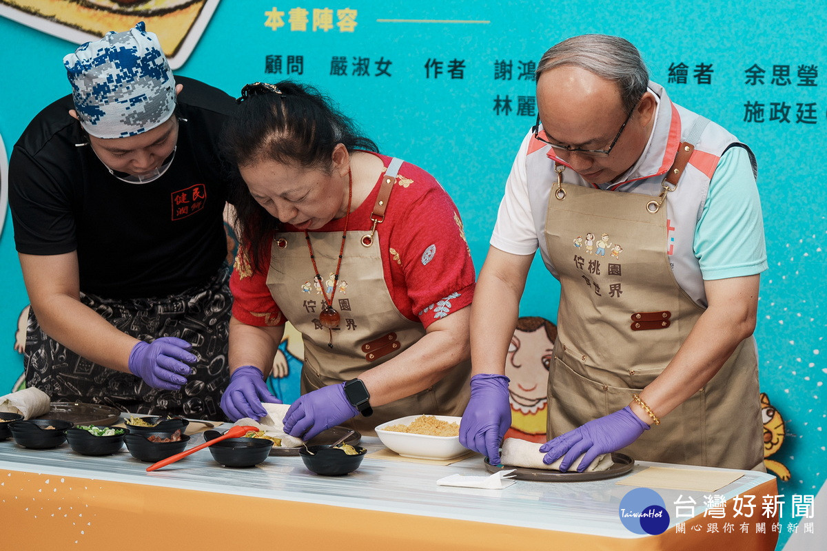 桃園市政府文化局長邱正生與美食業者一起動手做美食。<br /><br />