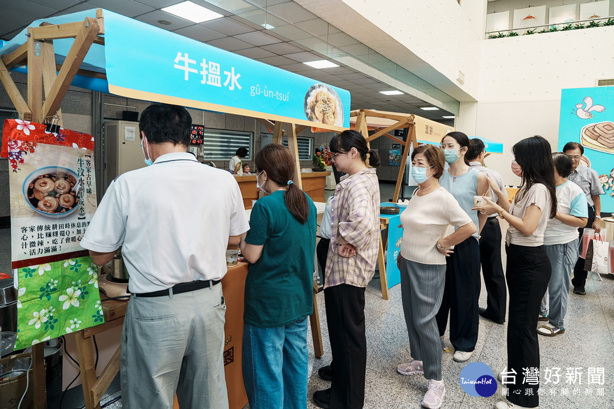 發表會中民眾爭相排隊吃美食。<br /><br />