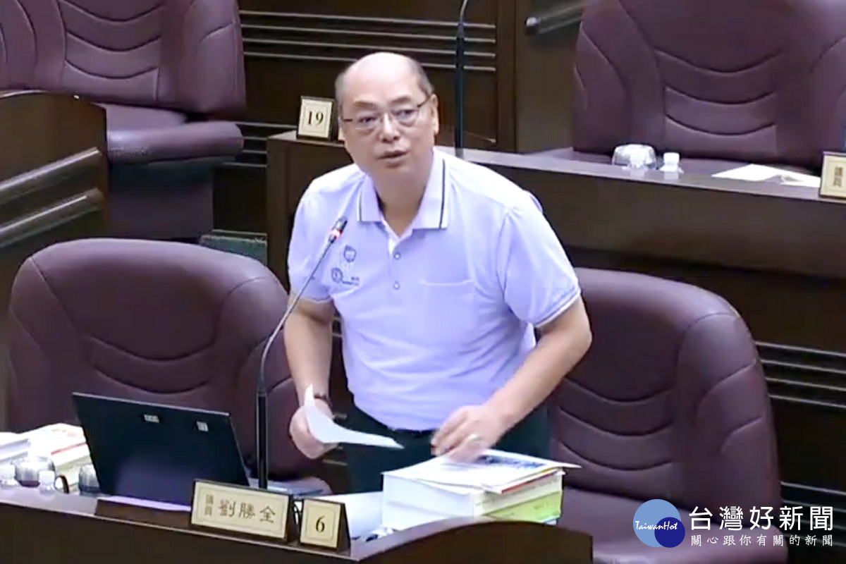 針對蘆竹11公墓遷葬事宜,桃園市議員劉勝全於議事堂進行質詢。<br /><br />