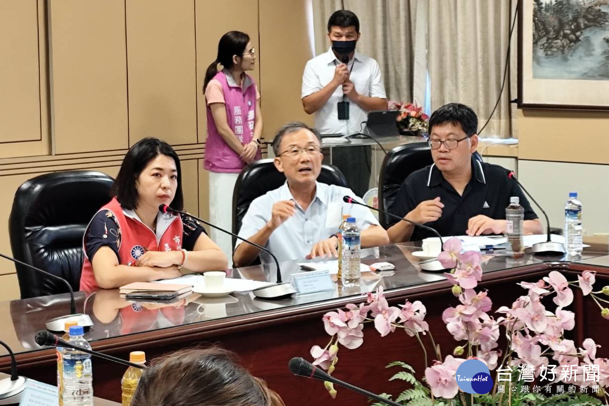 針對新興高中輔導與特教師資不足,桃園市議員張碩芳召開座談會。