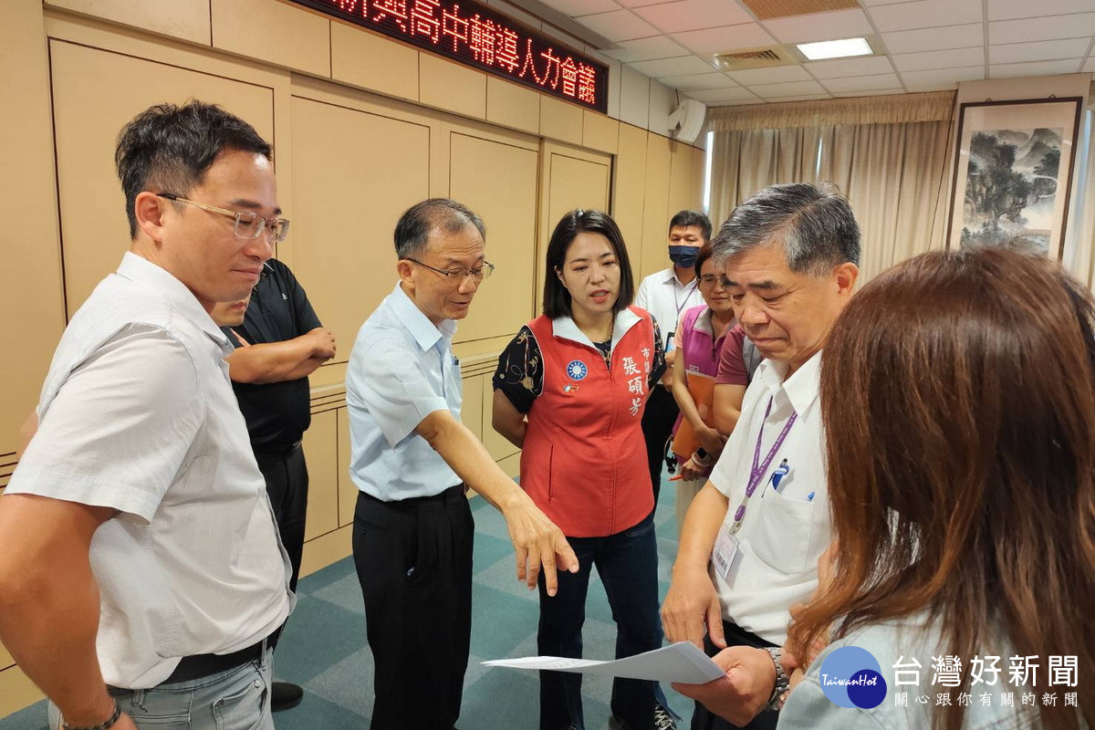 針對新興高中輔導與特教師資不足,桃園市議員張碩芳召開座談會。