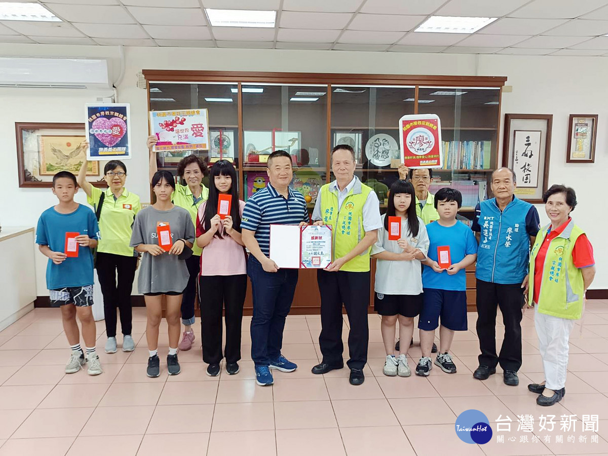 桃園市廖氏宗親會捐贈獎學金 觀音國小五位優秀同學獲得
