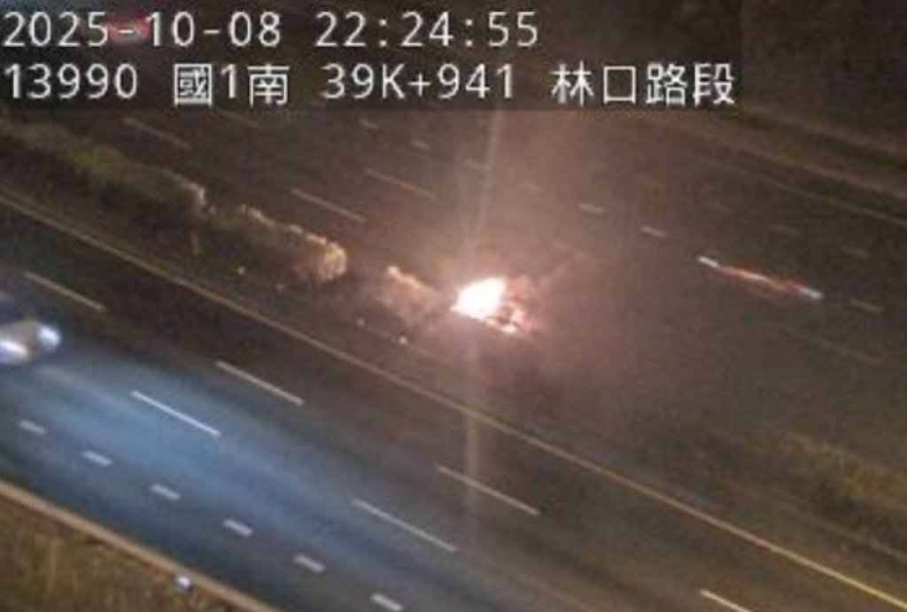 國道1號林口路段火燒車！　駕駛急逃生