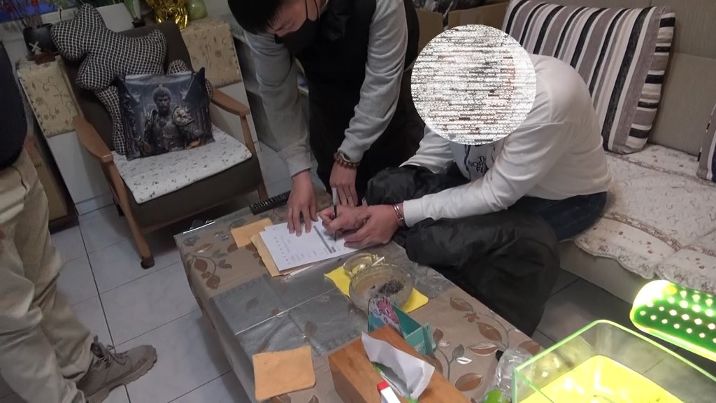 膛炸槍也不丟！中警追緝毒販-驚見「槍手」兼藥頭
