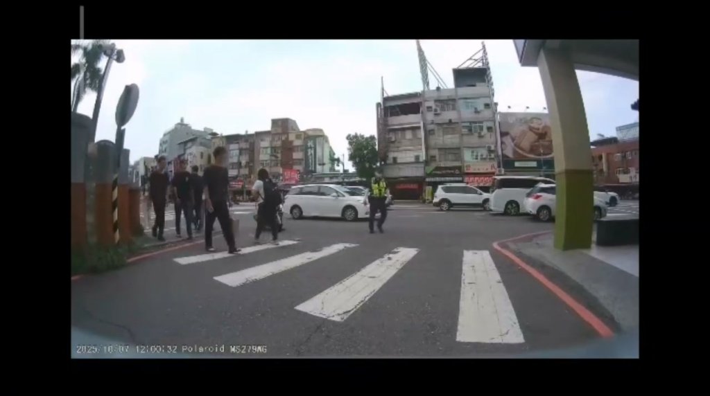 影／禮讓行人被警攔！騎士拿影片反駁質疑「要雙腳落地？」　不滿：引導我騙我簽罰單