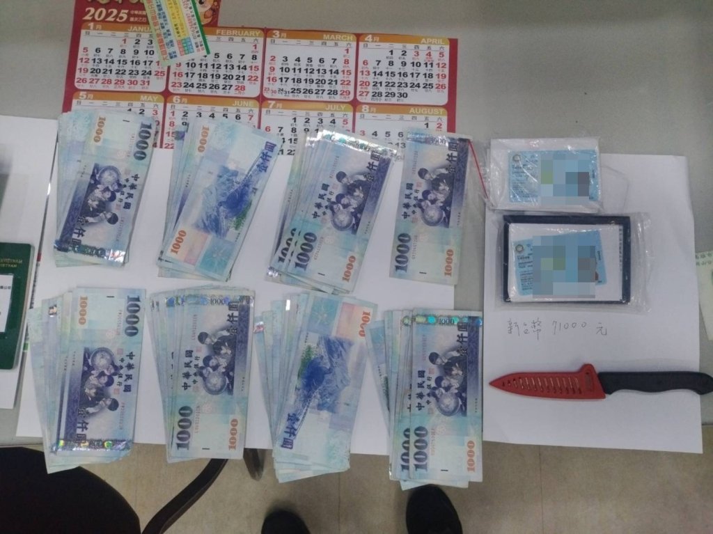 移工深夜領7萬現金!見警慌逃還推人 員警拔警械壓制送辦