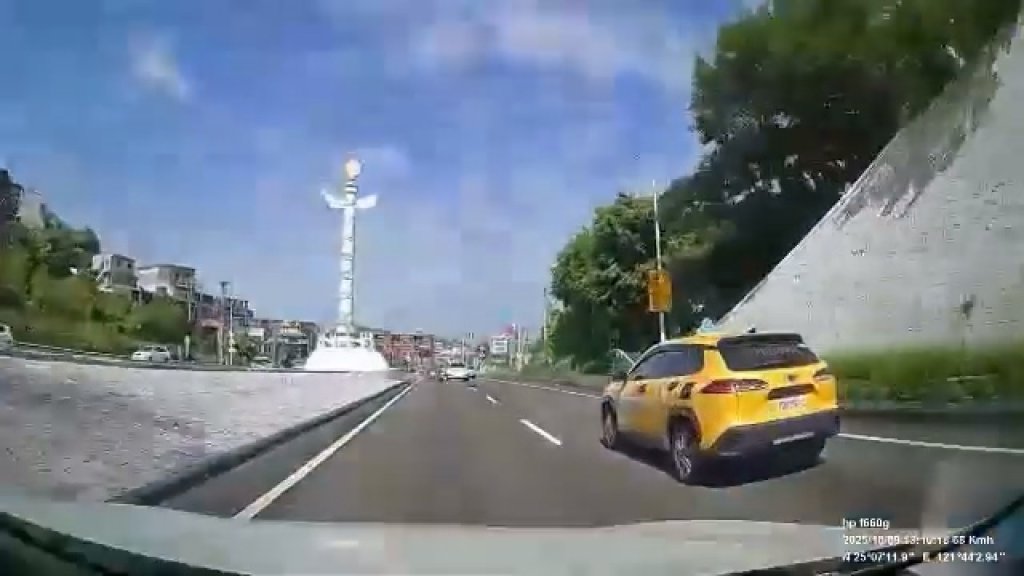 影/機車騎士上國道!出隧道撞bmw電動車人車噴飛 撞擊行車紀錄器曝光