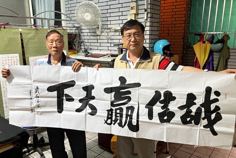 高雄市榮服處邀請90歲榮民揮毫 紀念抗戰勝利文藝展盛大登場