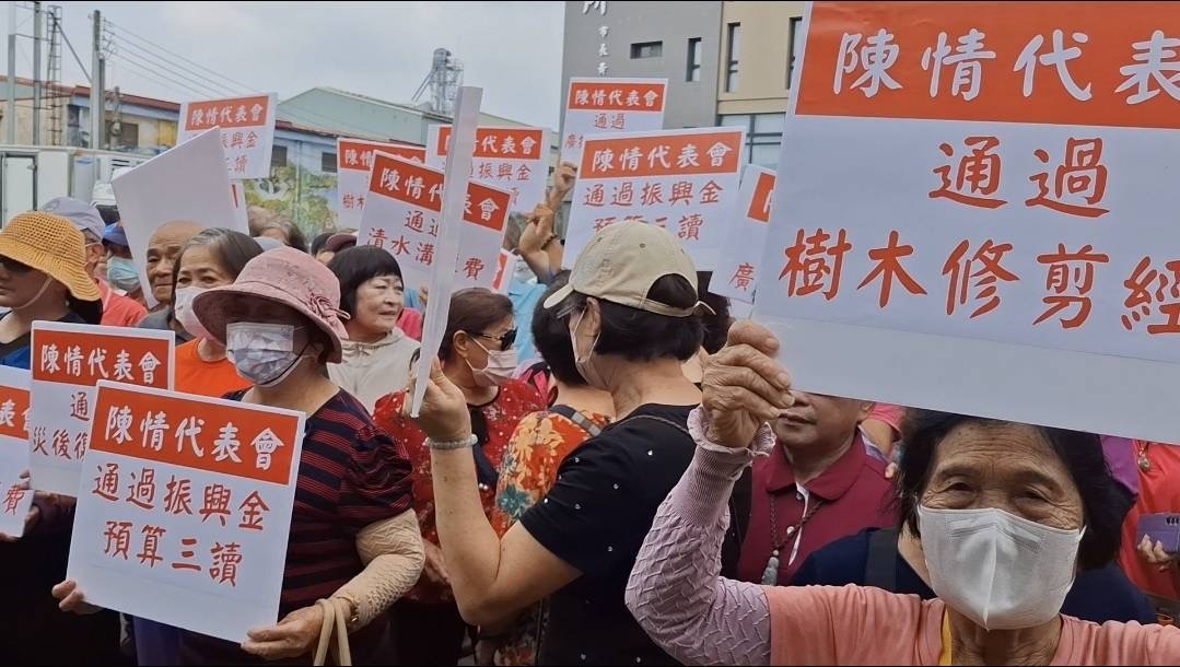 嘉義縣太保市民抗議代表會未處理普發振興金等案。(圖/記者陳惲朋翻攝)