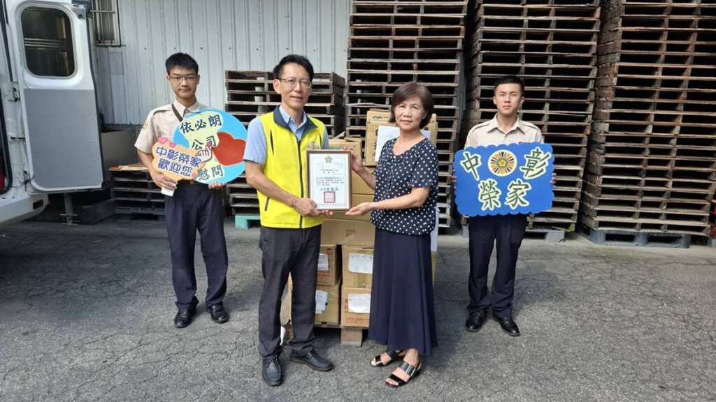 ▲中彰榮家副主任陳靖儒(左2)致贈感謝狀接受依必朗公司福興廠區王美蘭副理(右2)。 (中彰榮家提供)