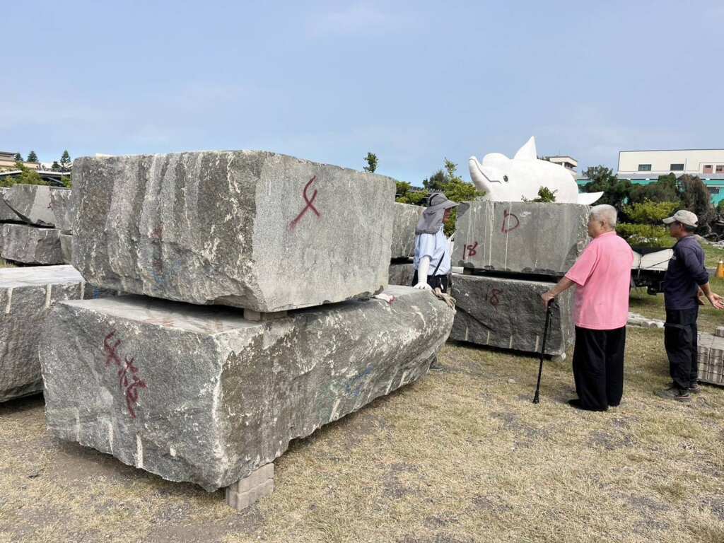 ▲柬埔寨台商林家民捐花崗石,助玻璃廟建巨石擋風牆。(記者林明佑翻攝)
