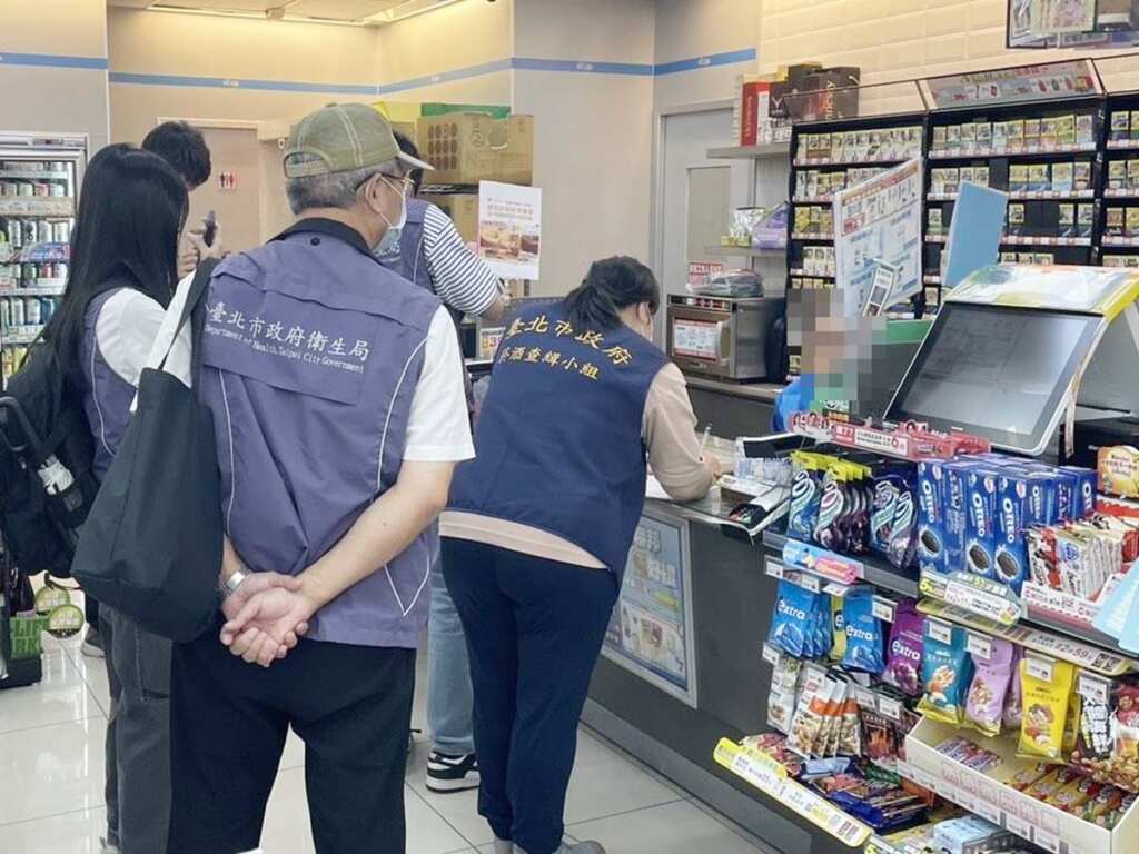 ▲加熱菸即將上市,北市財政局攜手衛生局辦理聯合稽查。