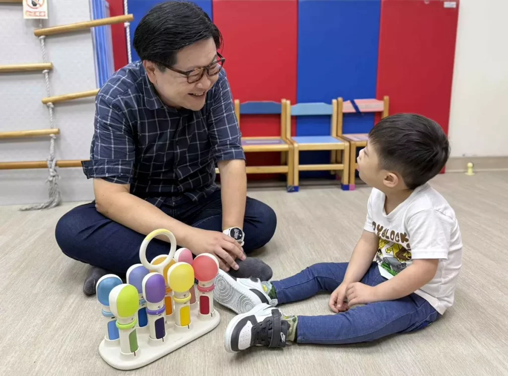 「BALABIBOP」是以音樂為媒介，設計出結合遊戲與互動回饋的復健工具，讓唐氏症兒童在愉悅的體驗中訓練手部控制力，提升參與度與學習動機。（圖/東海大學提供）