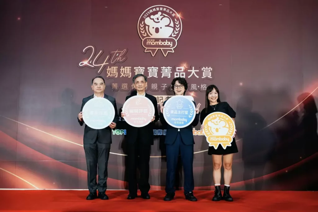 (左起)上聯國際展覽有限公司-時醒華總經理、城邦媒體集團儂儂雜誌社-葉君超總經理、活動大使HowHow、媽媽寶寶雜誌社-葉怡君社長暨總編輯