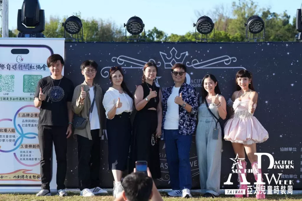 （中間）星童萌藝術團創辦人王雅美表示：亞太兒童時裝周不僅是展示平台，更是培養未來時尚創造者的搖籃。