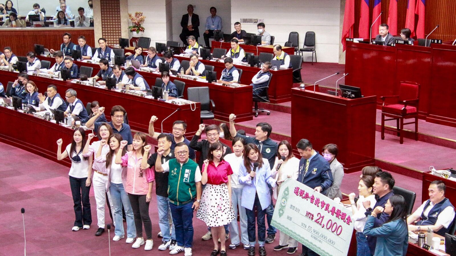 台北民進黨團促蔣萬安「還稅於民」 批輝達案拖延、普發承諾跳票 232 台北民進黨團促蔣萬安「還稅於民」 批輝達案拖延、普發承諾跳票 231