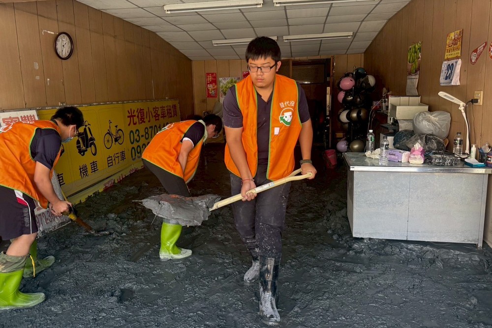 動員替代役男1580人次投入花蓮災區復原　內政部：有效驗證防救災人力調度 215