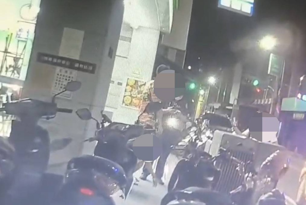 山區看夜景爆口角 尾隨下山超商前7打2警以車追人 213 cnews204251009a19