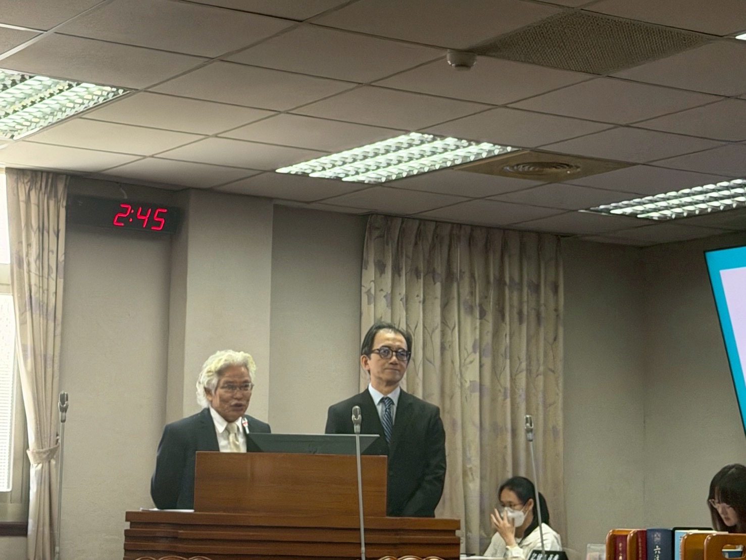 銓敘部長施能傑(左)和考試院秘書長劉建忻備詢。(圖/張啓楷國會辦公室)