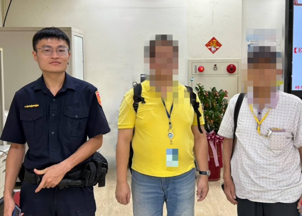 老翁及家屬感謝員警協助。(圖/記者薛秀蓮 翻攝)
