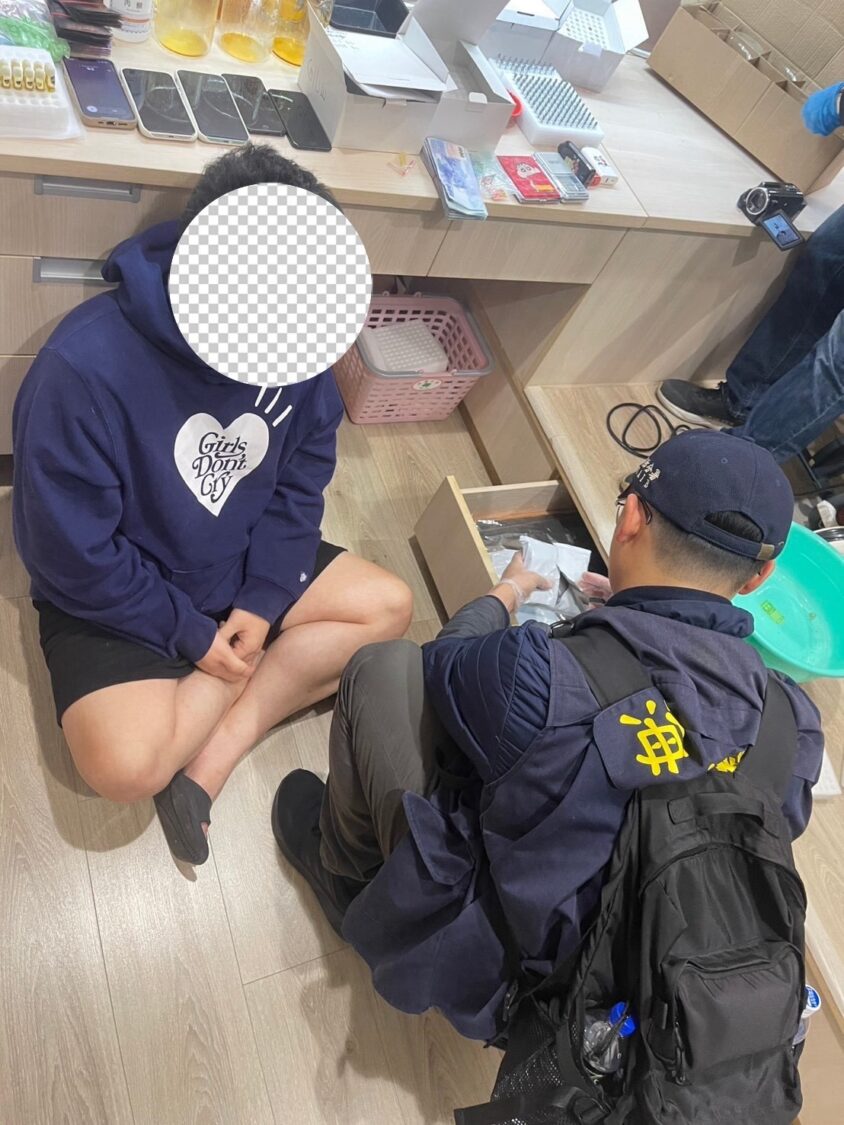 警方在嫌疑人住所搜索時,於抽屜及桌面查獲毒品及施用器具,全案依違反毒品危害防制條例移送法辦(圖/新北刑警大隊提供)
