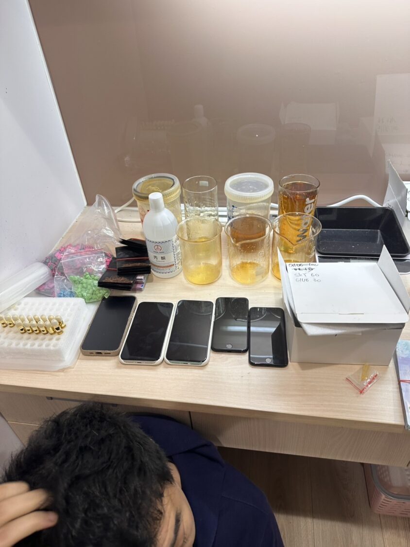 警方於住宅現場查獲多包疑似大麻成品,逐一比對、拍照存證,全程依法蒐證不放過任何細節(圖/新北刑警大隊提供)