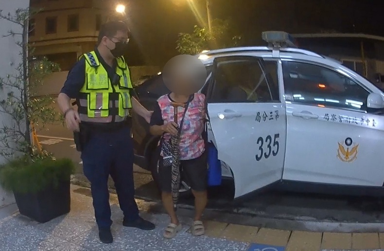 ▲婦人兒子不久後趕抵派出所,感謝警方對母親的細心照料與協助。